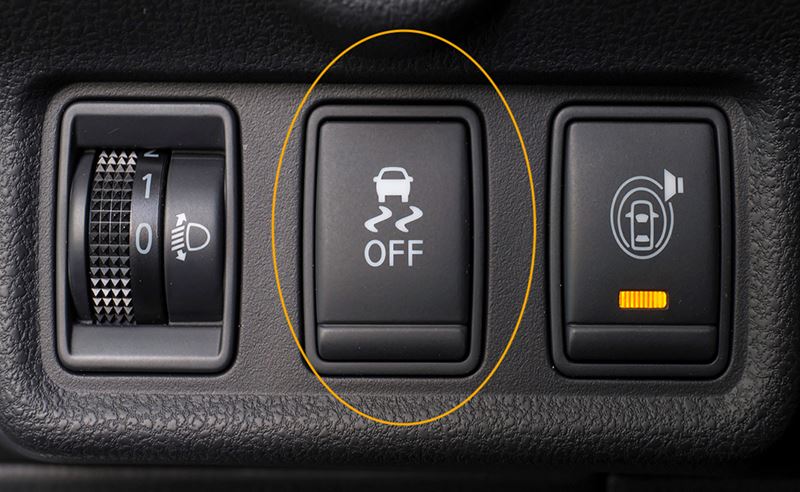 Hệ thống cân bằng điện tử ESP trên xe ô tô đã được nhà sản xuất đã bố trí một nút bật/tắt cân bằng điện tử trên vô lăng, bảng Taplo