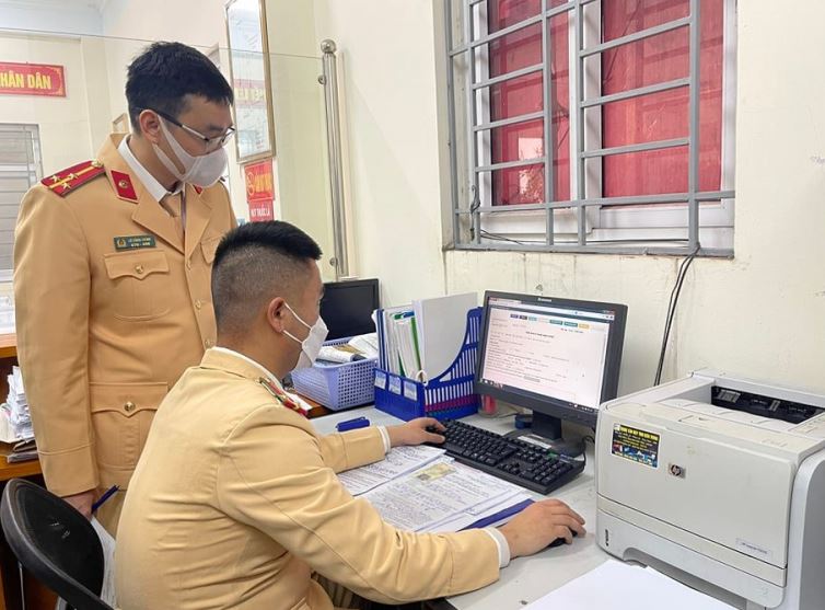 Thủ tục đăng ký xe máy và xe ô tô tại tỉnh Hưng Yên phải thực hiện thủ tục đóng thuế trước bạ, nộp các giấy tờ có liên quan