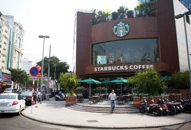 Starbucks là chiến lược về sản phẩm, tập trung các loại đồ uống như: Cà phê, đồ nướng, sinh tố,…