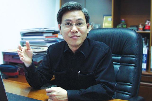 Giản Tư Trung đã khởi nghiệp kinh doanh bằng thành lập Cơ sở Nhựa Chợ Lớn