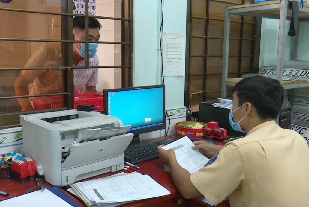 Tỉnh An Giang có thủ tục đăng ký xe máy và xe ô tô tại tỉnh An Giang bao gồm: Tờ khai đăng ký, hóa đơn mua xe,…