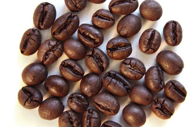 Hình ảnh hạt cà phê Culi có mùi thơm nồng, vị đắng nhẹ, thích hợp với các bạn nữ