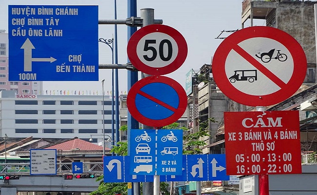 Biển báo giao thông giữ vai trò quan trọng trong việc đảm bảo trật tự, an toàn giao thông