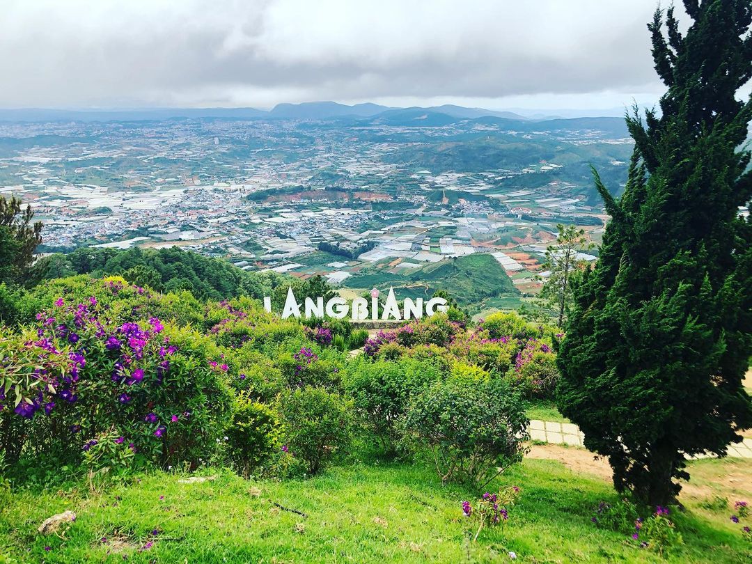Núi Langbiang nổi tiếng với khung cảnh thiên nhiên hùng vĩ, nên thơ