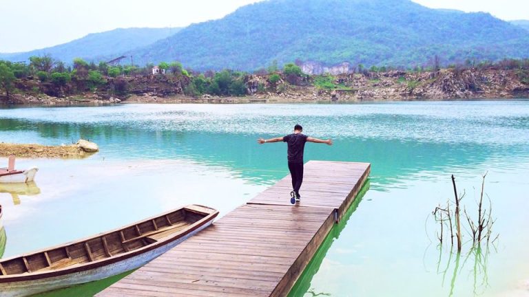 Hồ Đá Xanh mang vẻ đẹp khung cảnh thiên nhiên hùng vĩ