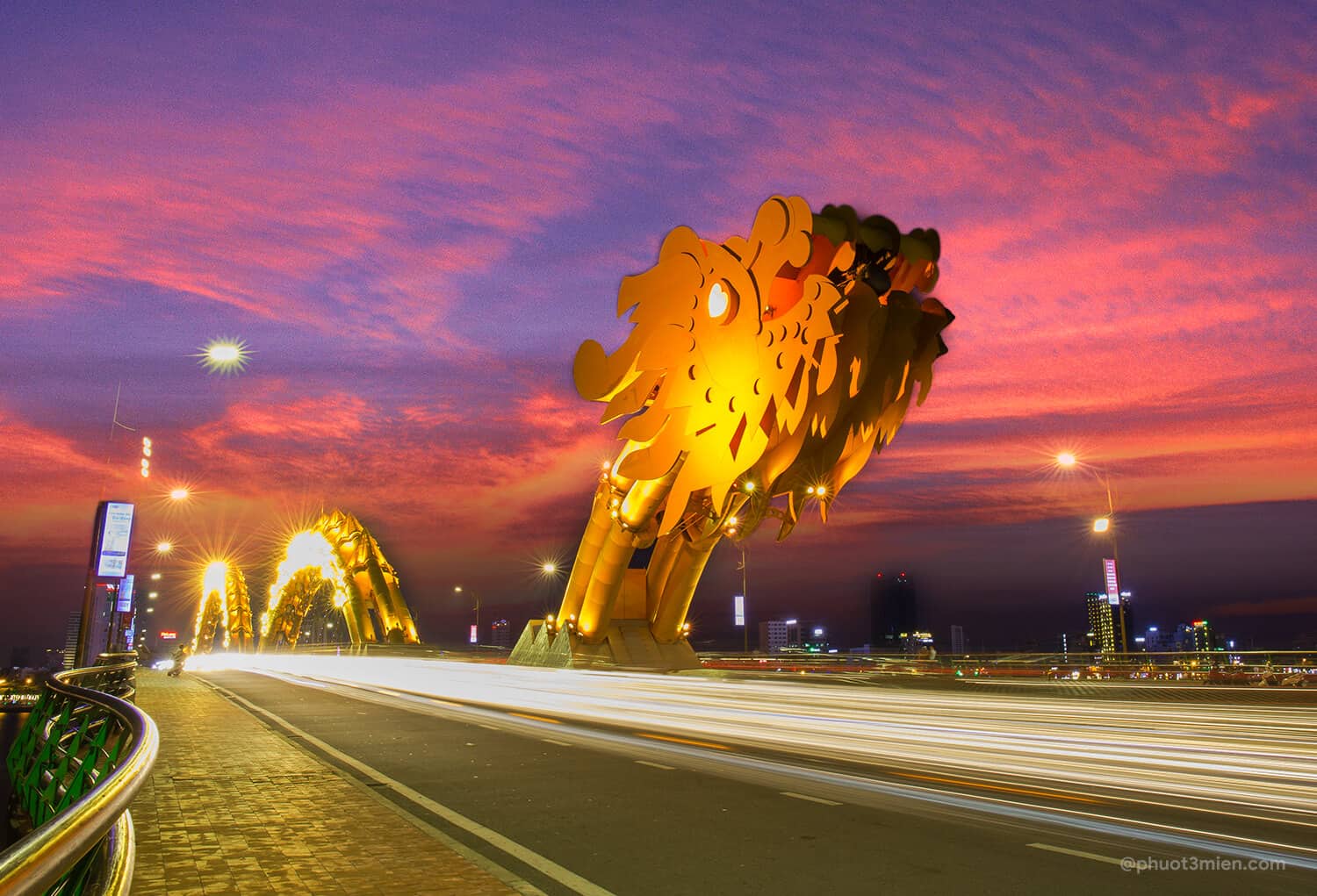 Cầu Rồng là một trong những địa điểm thu hút du khách đến Đà Nẵng