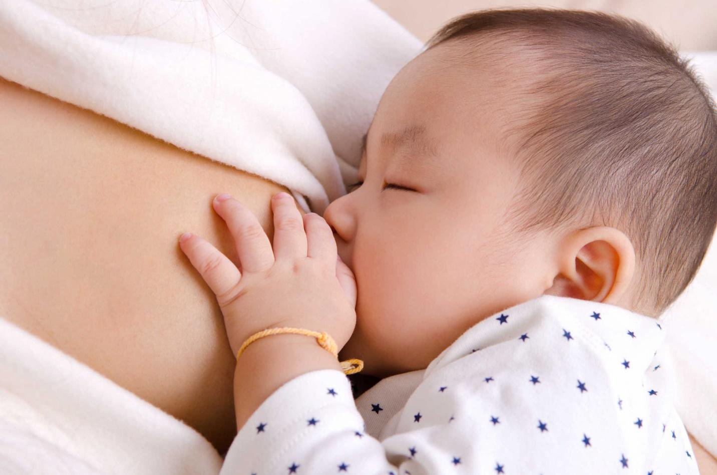 Cơ thể bắt đầu có sữa non ngay khi bụng bắt đầu lớn(thai kỳ ở tháng 4) hoặc sau sinh 1 - 2 ngày
