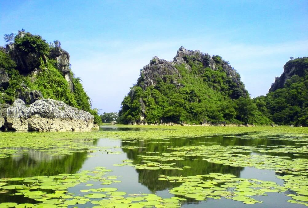 Hồ Quan Sơn được biết đến với tên gọi “Vịnh Hạ Long trên cạn”