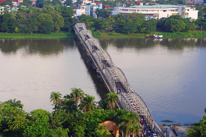 Đây được xem là cây cầu đầu tiên xây dựng vào thế kỷ XIX ở Đông Dương bao gồm 6 nhịp dầm thép