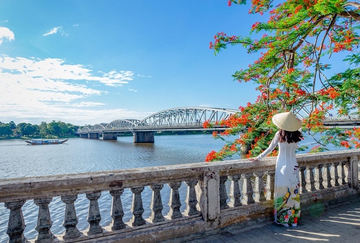 Sông Hương giống như một dải lụa hiền hòa bao quanh thành phố Huế