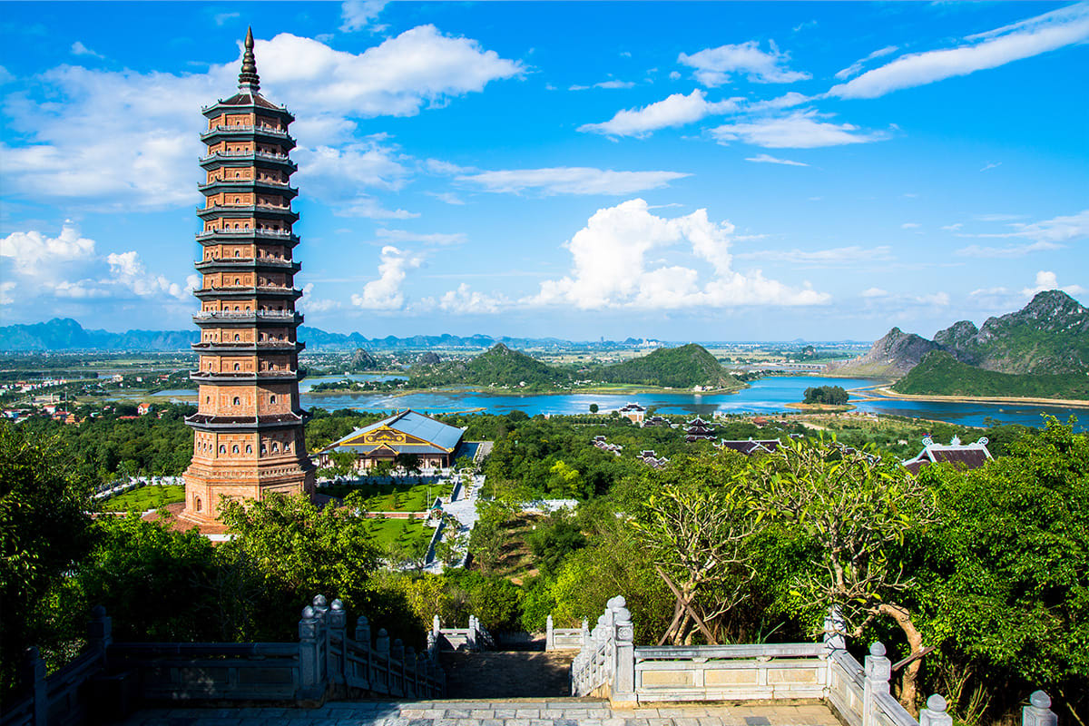 Chùa Bái Đính là quần thể tập hợp các ngôi chùa lớn nhất với nhiều kỷ lục của Việt Nam và Châu Á
