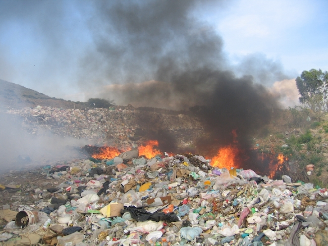 Thiêu đốt rác gây ô nhiễm không khí