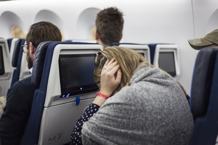 Khi chưa quen đi máy bay, có thể bạn sẽ bị ù tai