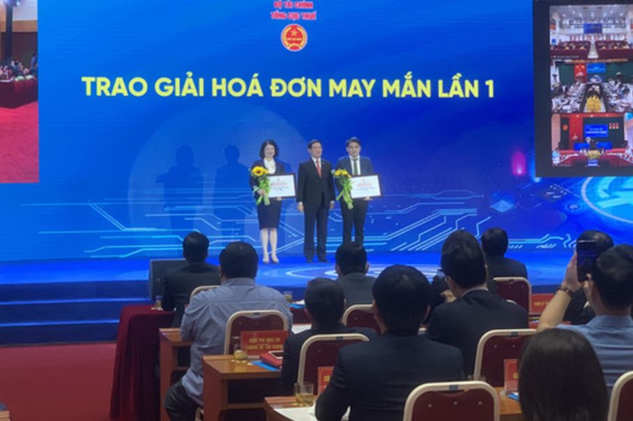 Bộ trưởng Bộ Tài chính trao giải thưởng 50 triệu đồng cho người may mắn trúng thưởng