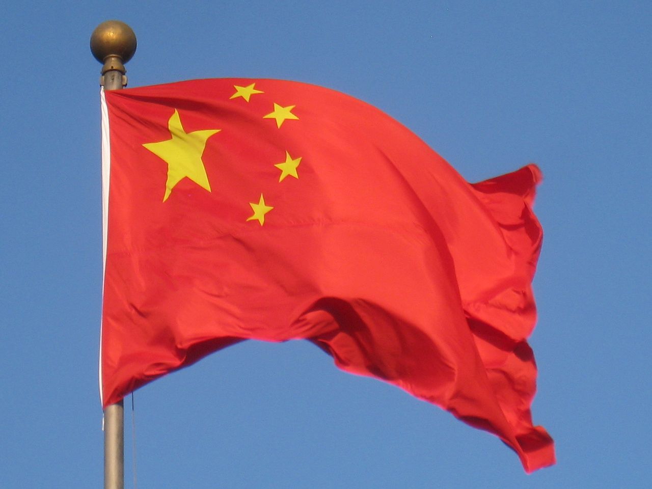 Quốc kỳ của Trung Quốc có nền đỏ và 5 ngôi sao vàng
