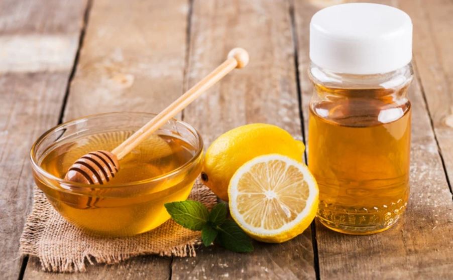 Một số các chuyên gia cho rằng nên uống chanh mật ong vào mỗi buổi sáng