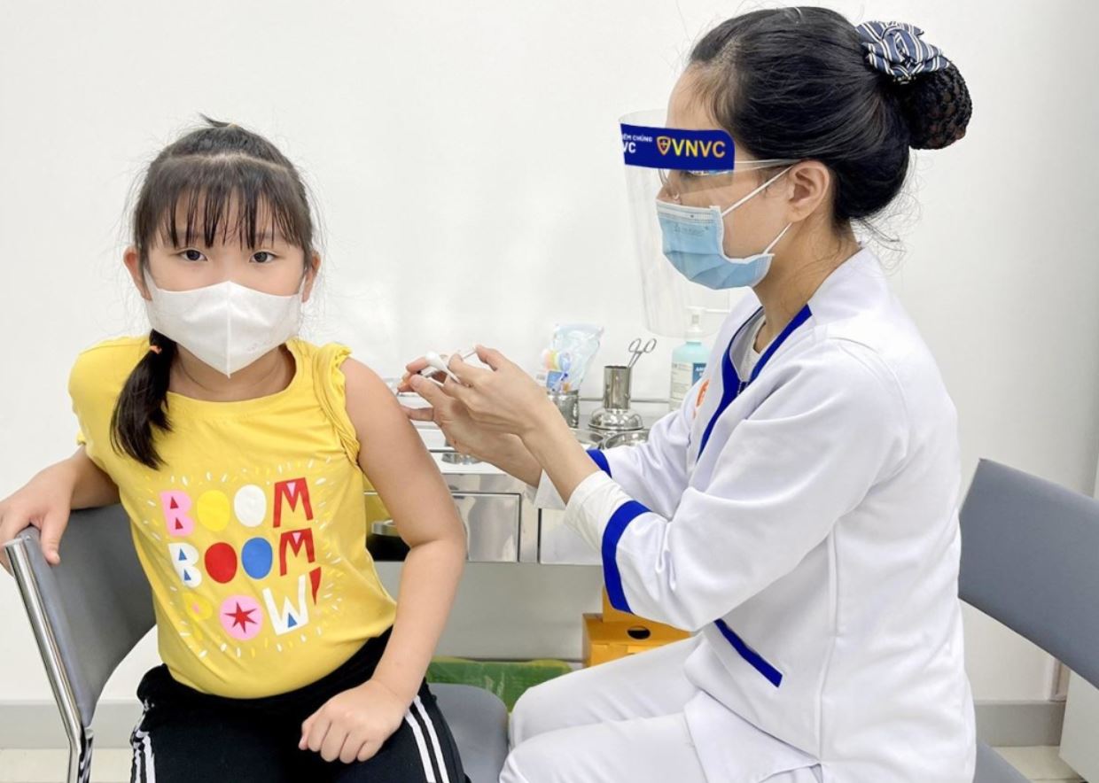 Các bậc cha mẹ nên đưa trẻ đến VNVC tiêm vaccine bảo vệ hệ hô hấp