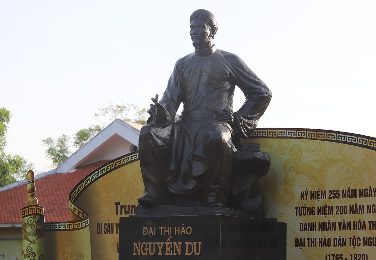 Tượng khắc Đại thi hào Nguyễn Du