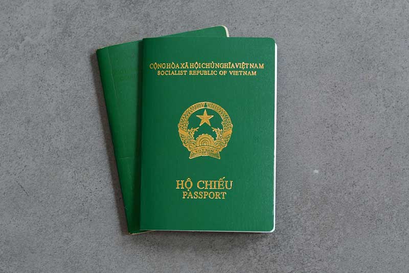 Do hộ chiếu có thể hiện số CMND/CCCD nên nếu thay đổi từ CMND sang thẻ CCCD, người dân phải bắt buộc sửa đổi thông tin trên hộ chiếu
