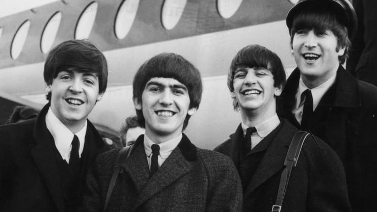 The Beatles được tạp chí Rolling Stone xếp hạng đứng thứ nhất trong số 100 nghệ sĩ vĩ đại nhất mọi thời đại(2004)