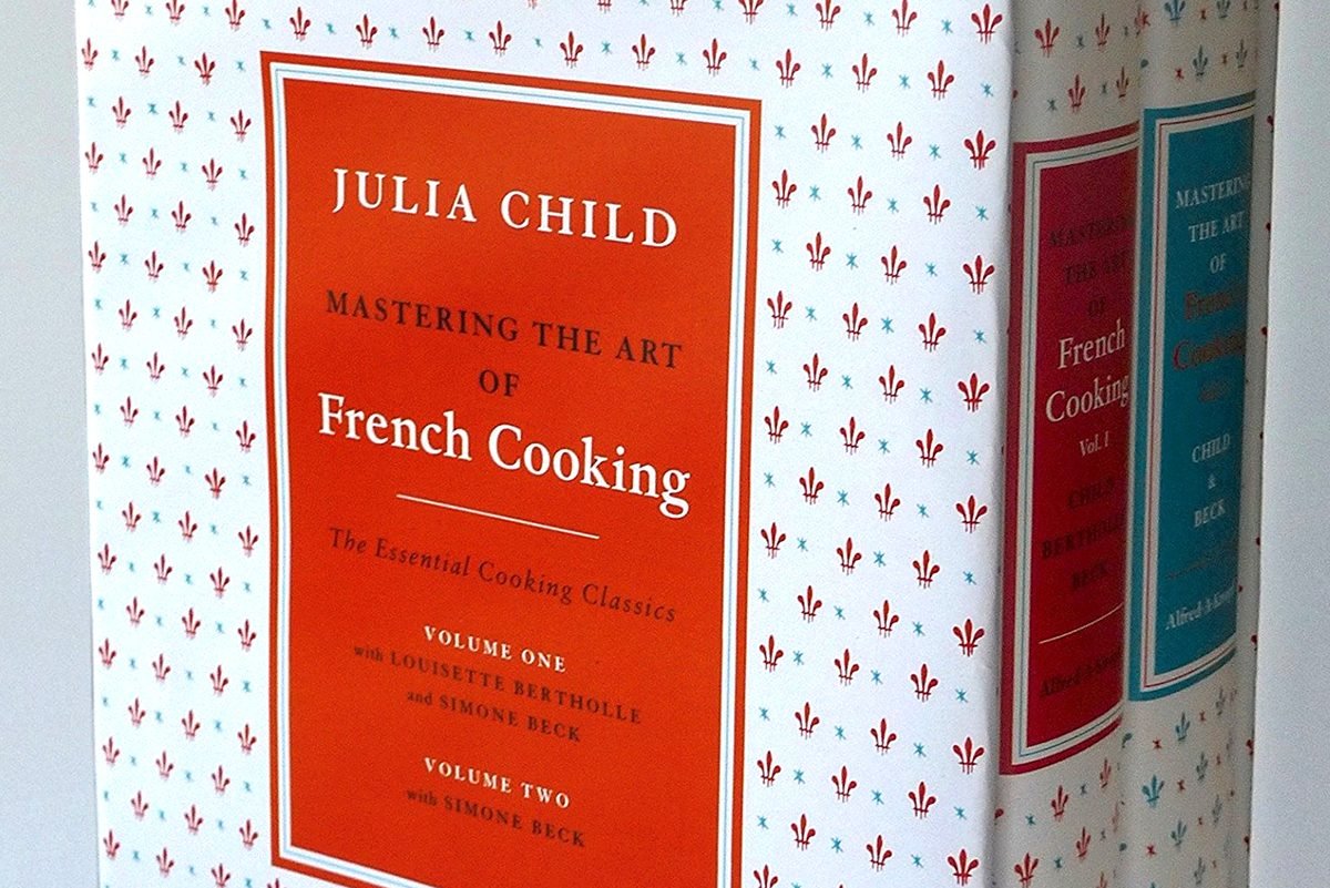Julia Child còn tham gia viết sách