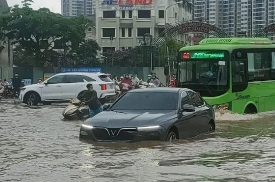 Xe bị ngập nước khi mưa lớn