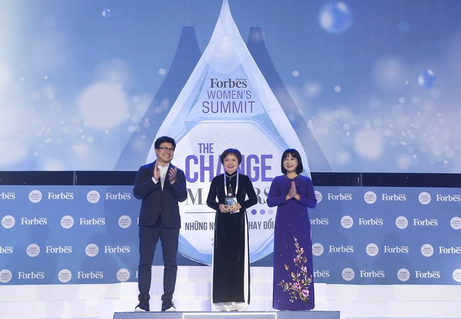 Năm 2016, Cao Thị Ngọc Dung được tạp chí Forbes bình chọn là một trong các nữ doanh nhân quyền lực nhất ở khu vực châu Á