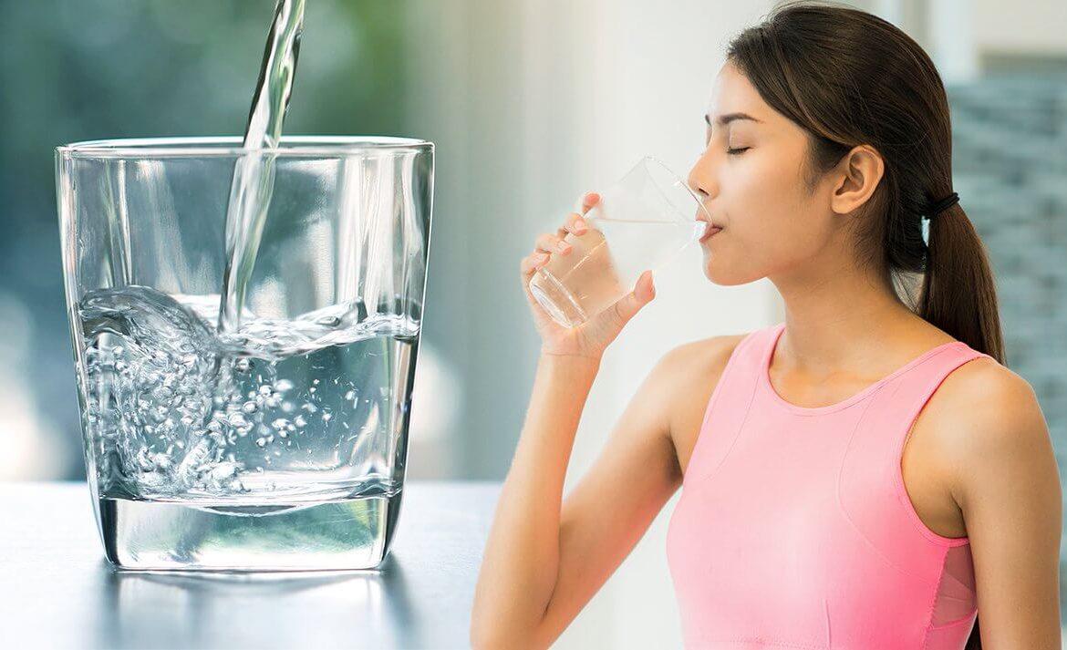 Nên uống ít nhất 2 lít nước mỗi ngày để tránh tình trạng khô rát họng dẫn đến khàn tiếng