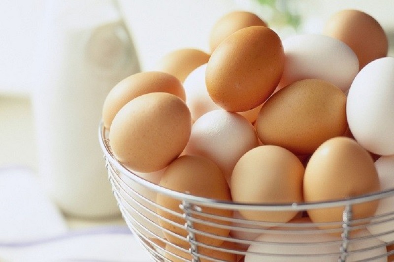 Để trứng ngon và dễ bóc vỏ sau khi luộc, nên chọn những quả có tuổi đời già