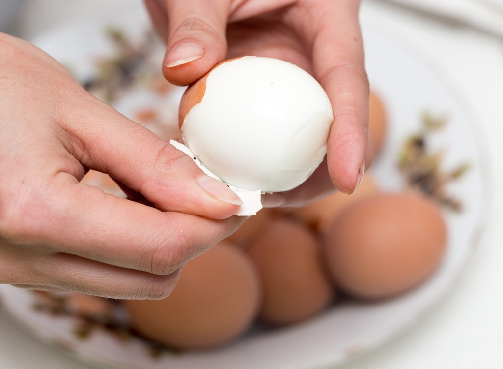 Việc bóc vỏ trứng dưới vòi nước lạnh cũng là cách giúp bạn dễ dàng lột chúng hơn