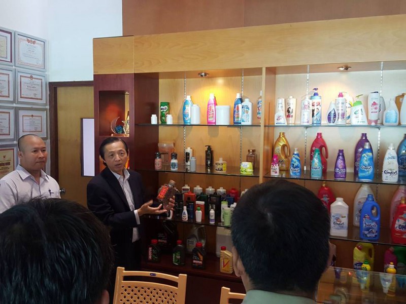 Trần Duy Hy đang giới thiệu hệ thống sản phẩm của công ty mình