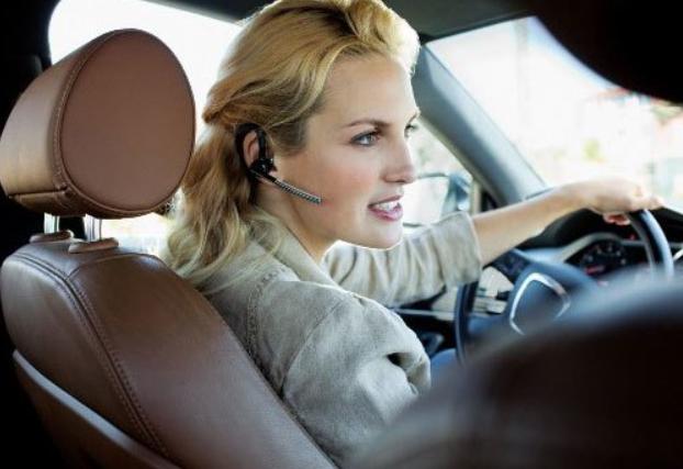 Được phép đeo tai nghe điện thoại khi tham gia giao thông