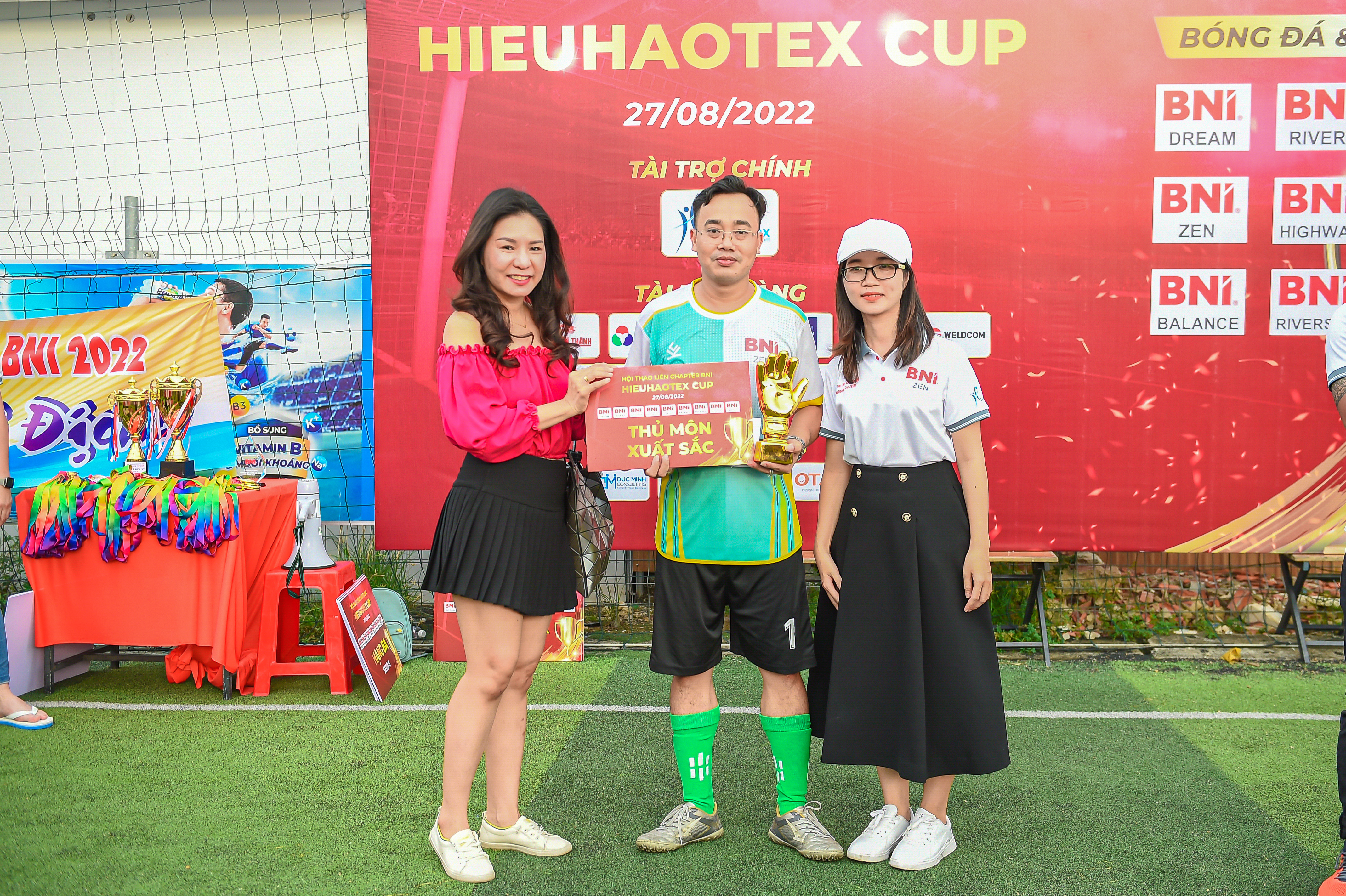 Ban đại diện trao tặng giải thủ môn suất xắc nhất của giải đấu
