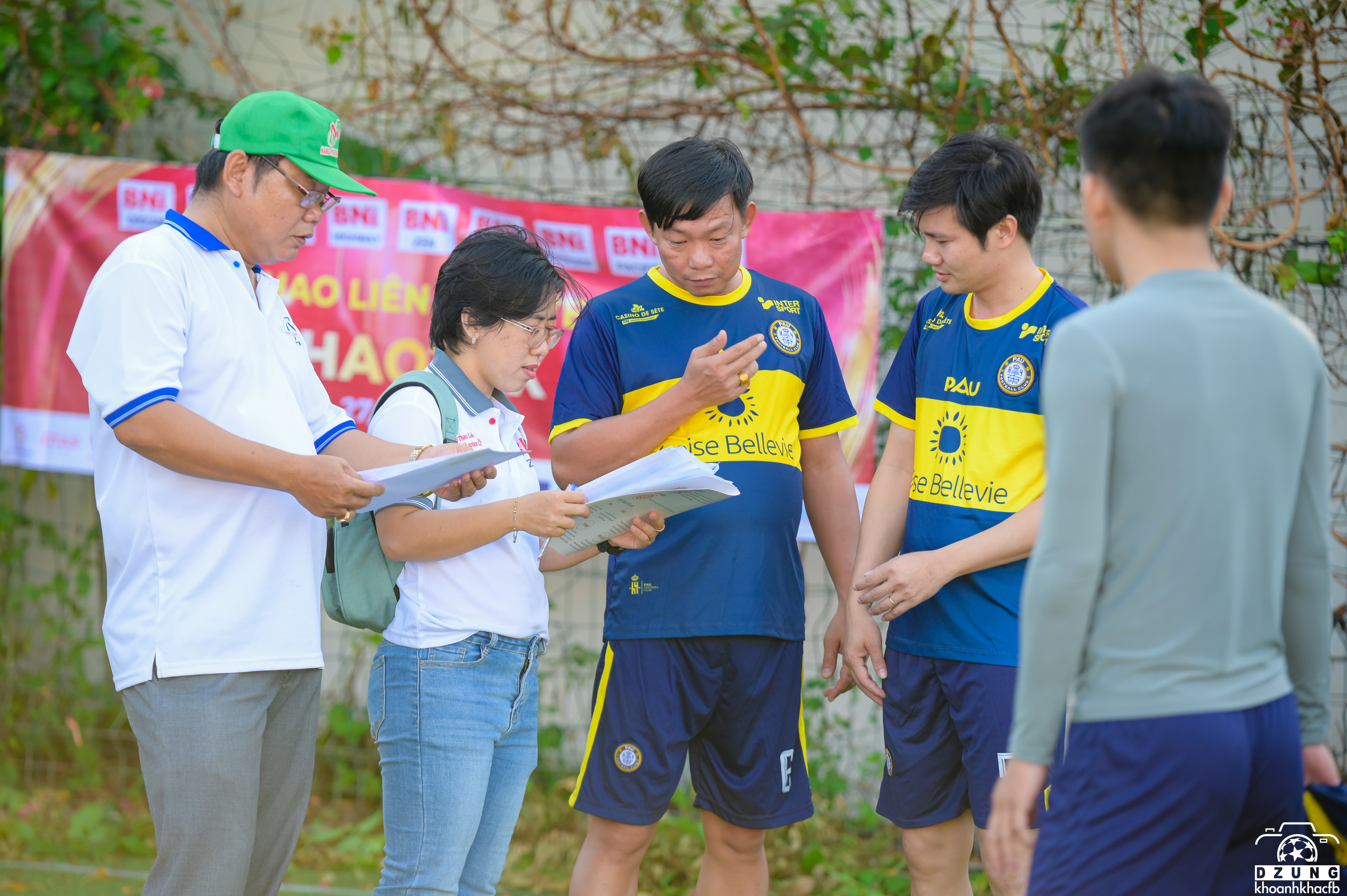 Các cầu thủ và ban huấn luyện cùng nhau bố trí đội hình ra sân cho trận đấu