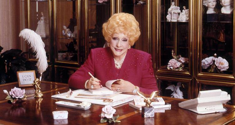 Mary Kay Ash giữ chức chủ tịch của công ty Mary Kay Cosmetics, Inc đến năm 1987