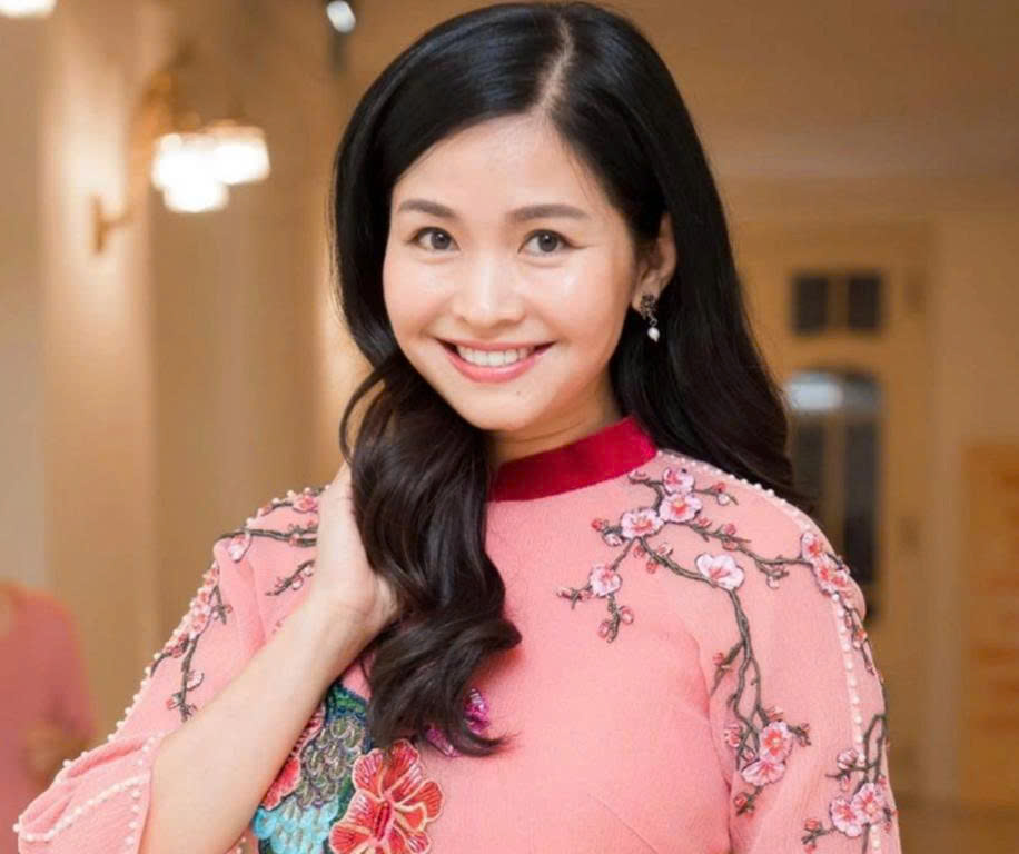 Tiểu sử MC Đặng Châu Anh trong ngày nhận danh hiệu Nghệ sĩ Ưu tú Tiểu sử MC Đặng Châu Anh trong ngày nhận danh hiệu Nghệ sĩ Ưu tú