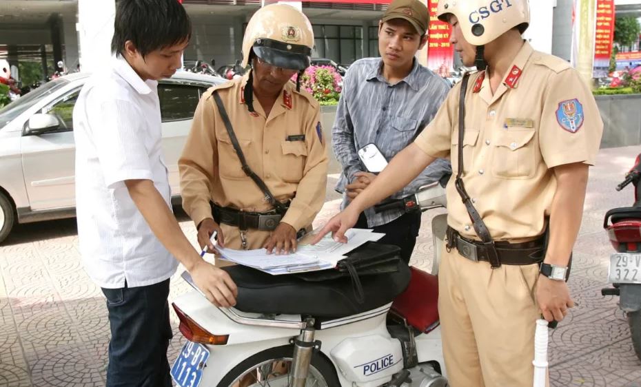 Những người vi phạm giao thông có thể nộp phạt qua nhiều cách khác nhau như nộp tiền mặt trực tiếp tại Kho bạc Nhà nước