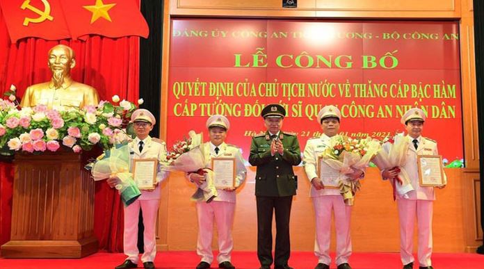 Tô Lâm đã lên trao quyết định thăng cấp bậc hàm từ Đại tá lên Thiếu tướng cho đồng chí Nguyễn Văn Long