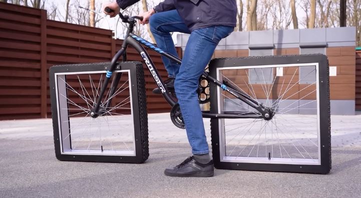 Một Youtube nổi tiếng đã quyết định thử mẫu xe đạp bánh vuông, không cần chân chống liệu có thể đưa anh tiến lên phía trước không