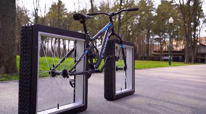 Đặc biệt, điểm cộng cho chiếc xe đạp bánh vuông là không cần chân chống mà xe vẫn đứng thẳng lên được