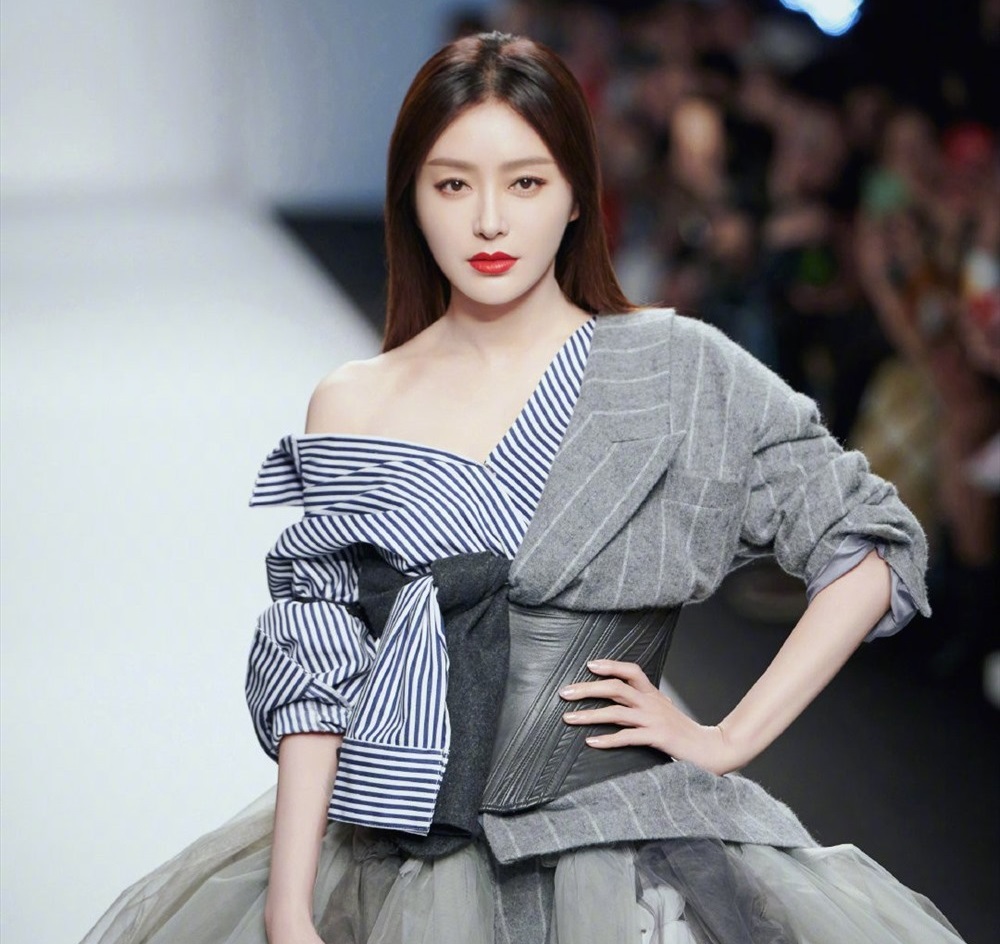 Tiểu sử Tần Lam từng học kế toán trước khi bén duyên diễn xuất