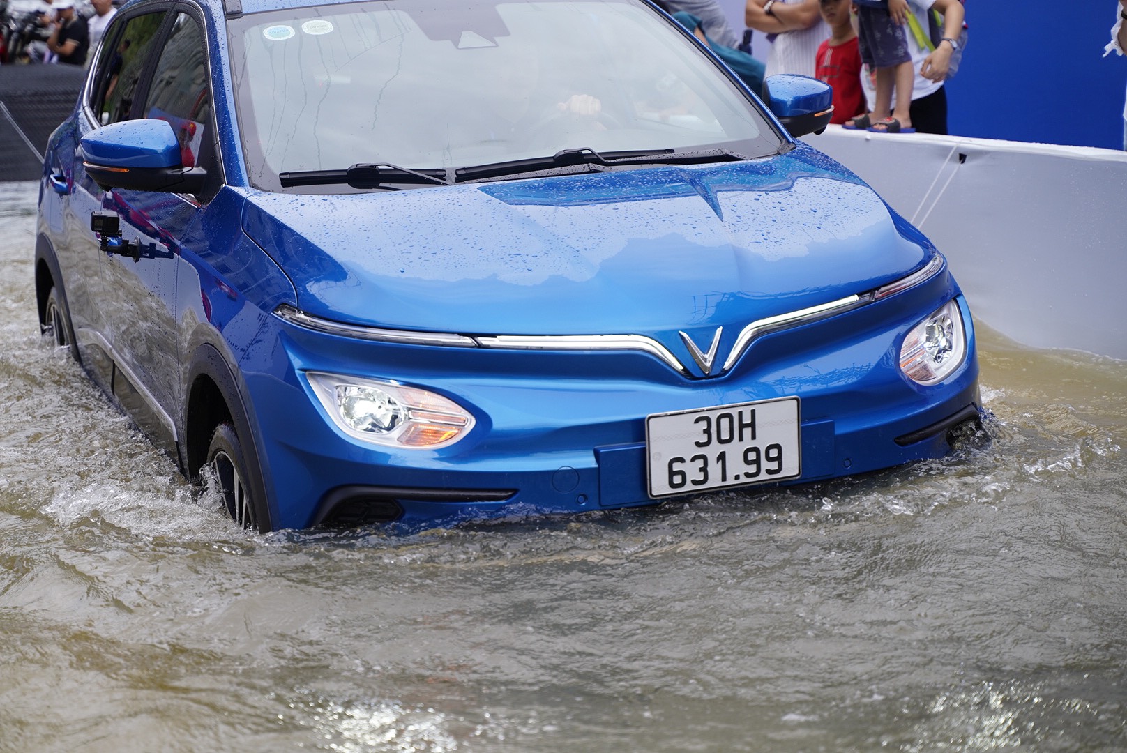 Xe điện ngập nước tuy không bị chết máy hay thủy kích như ô tô động cơ đốt trong