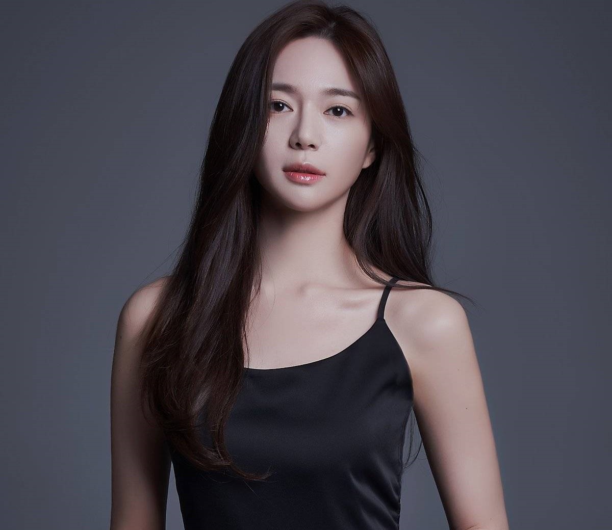 Tiểu sử Lee Elijah bắt đầu từ năm 2013 với vai chính đầu tay trong "Basketball"