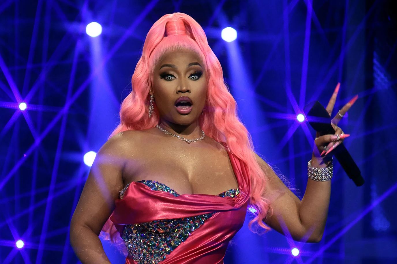 Tiểu sử Nicki Minaj phát hành album đầu tay Pink Friday năm 2010