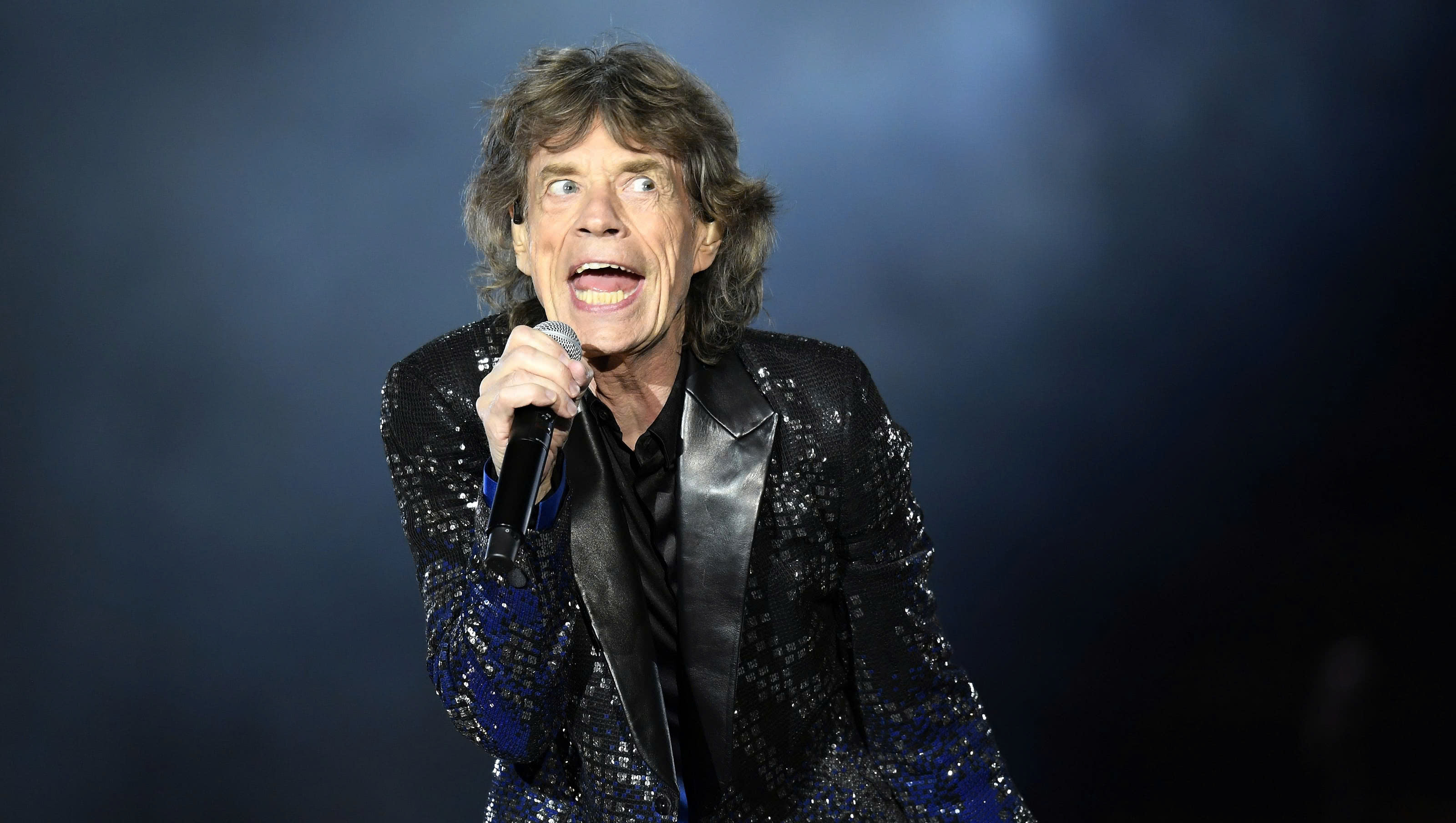Tiểu sử Mick Jagger phát hành đĩa đơn đầu tiên “Come On” cùng nhóm vào năm 1963 Tiểu sử Mick Jagger phát hành đĩa đơn đầu tiên “Come On” cùng nhóm vào năm 1963