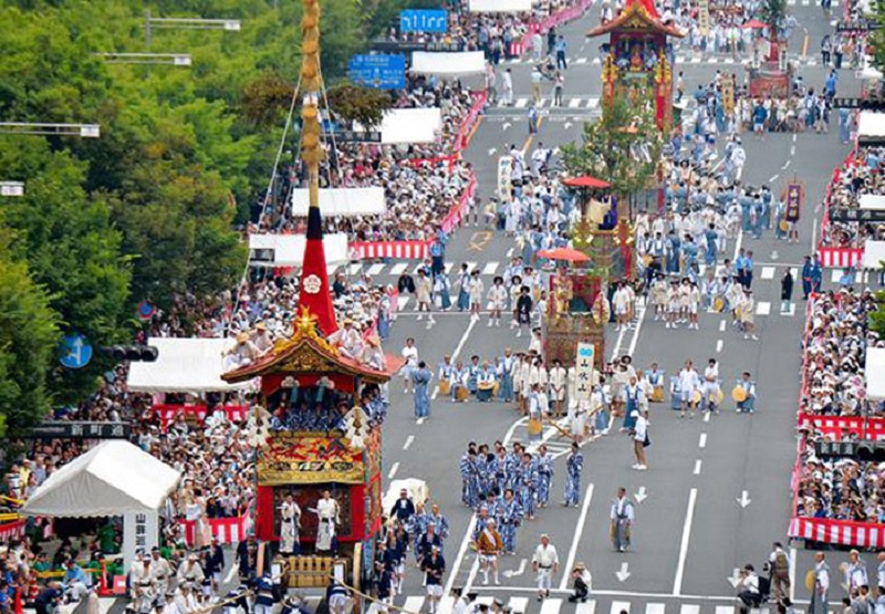 Hàng nghìn du khách thập phương đến xem lễ hội sôi động
