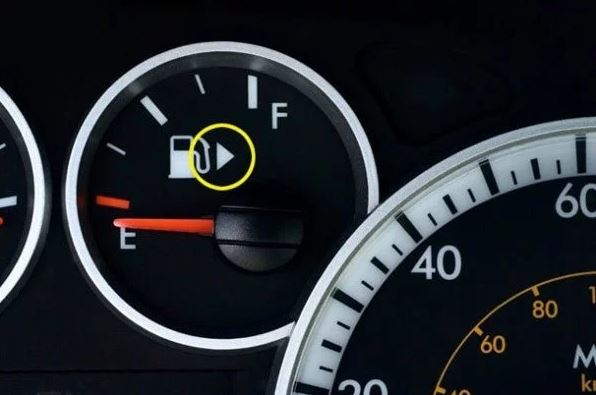 Xem nắp nắp bình xăng nằm ở bên tay phải hay tay trái để đỡ phải bỡ ngỡ khi vào trạm đổ xăng
