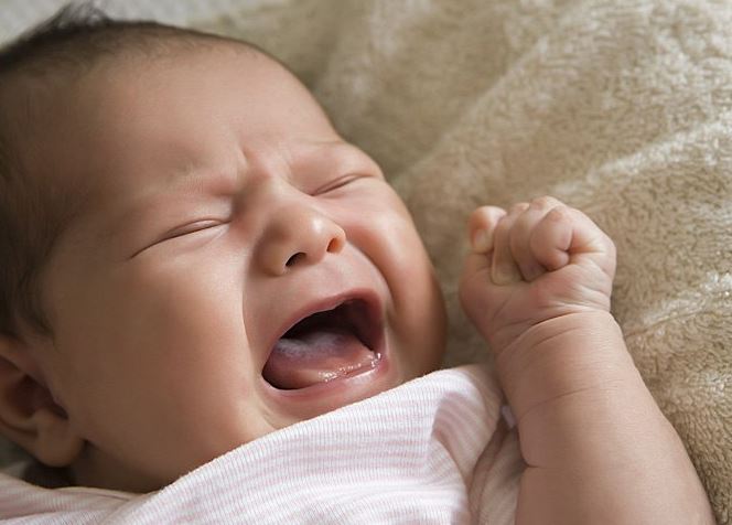 Tiếng khóc của em bé là phương tiện giao tiếp đầu đời của trẻ sơ sinh đối với cha mẹ
