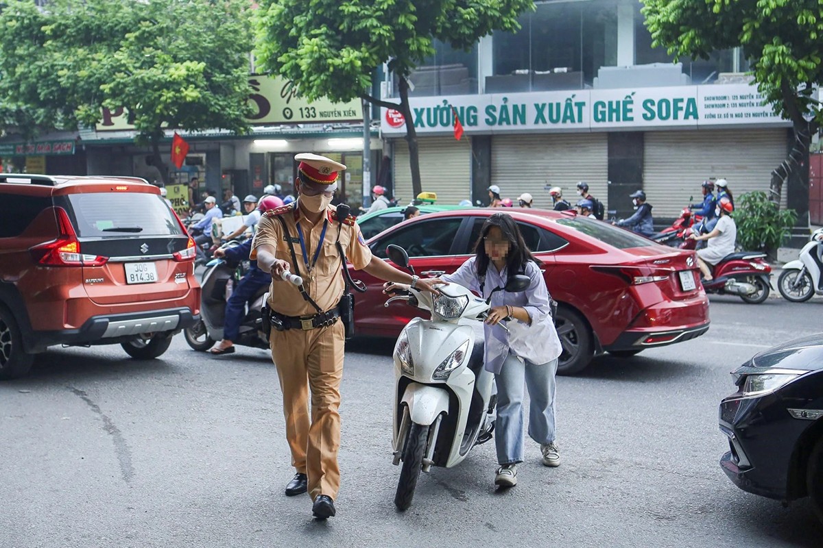 14 tuổi đi xe 50cc là vi phạm giao thông