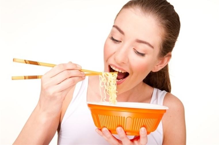 Đầy hơi là một tác dụng phụ khi ăn quá nhiều mì ăn liền do quá trình tiêu hóa chậm